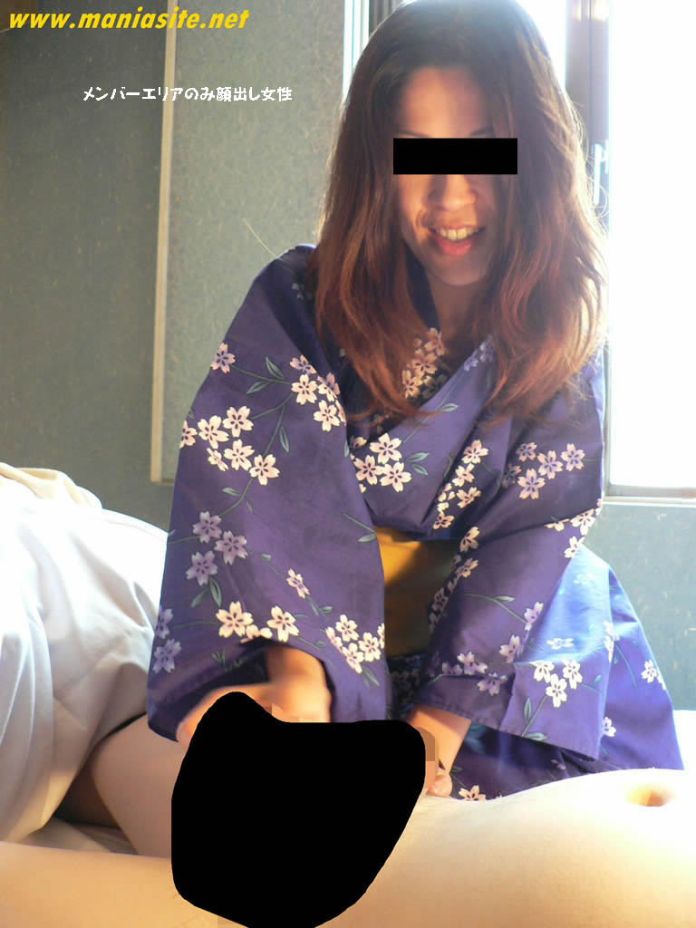 A married woman handjobs in a yukata on a love hotel bed! #1
